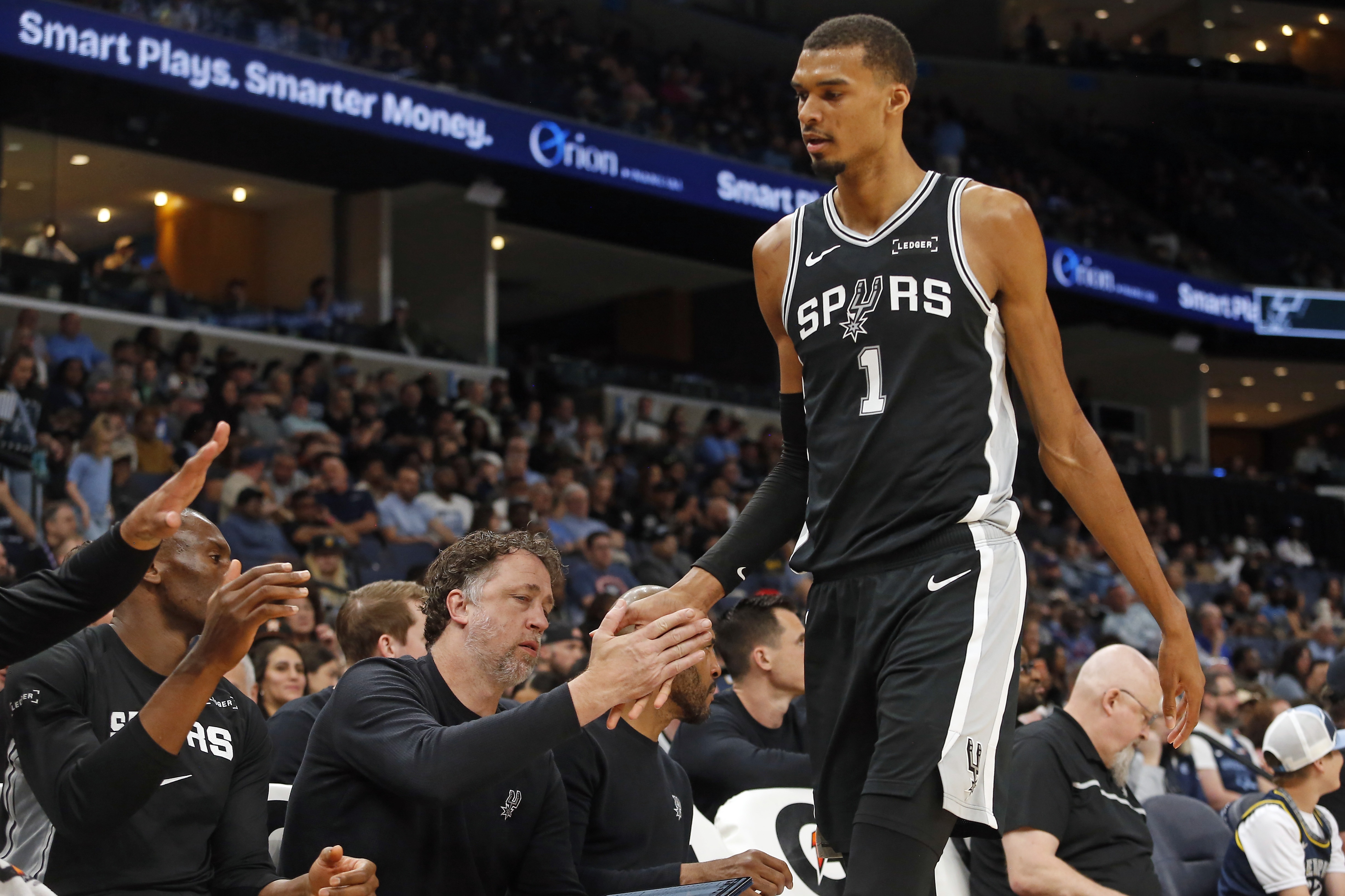 奇异果体育官网-追梦：文班想要从SGA手里抢走MVP 还需要几场标志性的表现